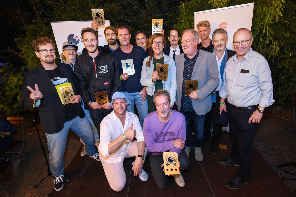 Bei der Verleihung der Green Music Awards (hinten, von links): Holger Jan Schmidt (Take a Stand), Stephan Glietsch (Intro), Jonas Seetge, Wenke Seidel (Bollwerk Moers), Jens von Heyden (Ku...