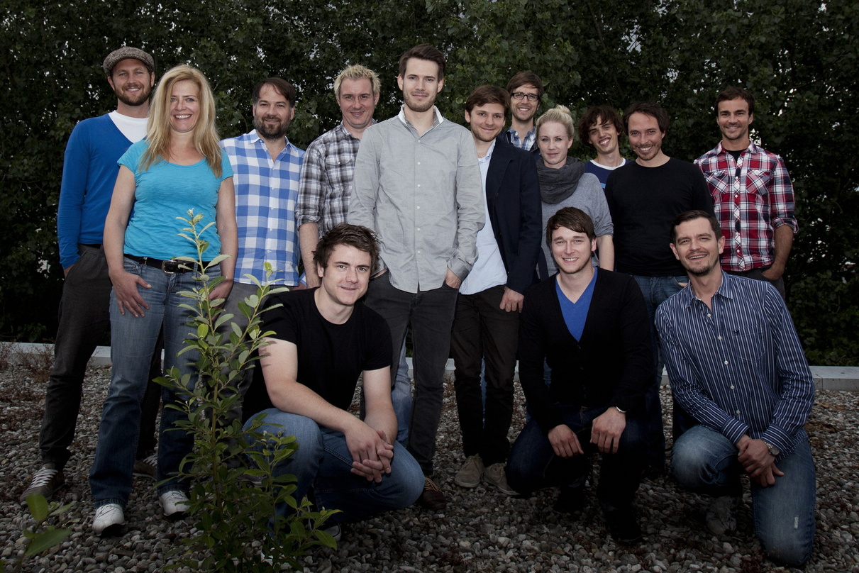 Eingespieltes Team, neues Projekt: Johannes Strate und Columbia Four Music (Foto: Sandra Steh)||Zur Vertragsunterzeichnung trafen sich (vorn, v.l.n.r.): Stefan Groß (Manager Promotion Onli...