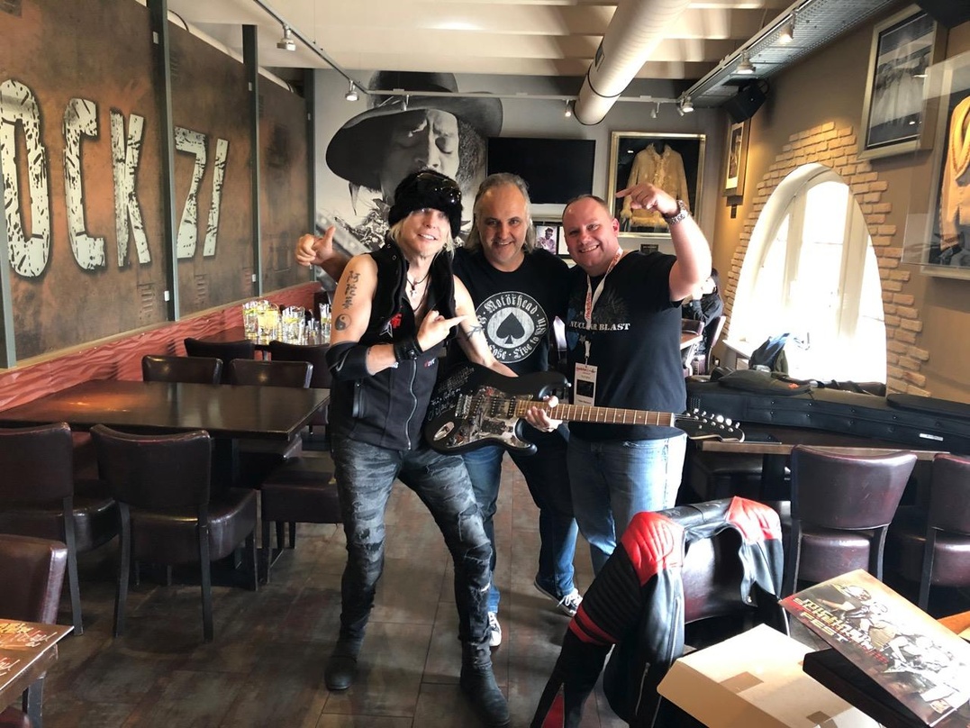 Beim Medientag im Hamburger Hard Rock Cafe (von links): Michael Schenker (Michael Schenker Fest), Markus Müller (CEO m2 mediaconsulting) und Holger Mahlstedt (Media Markt Bremen)