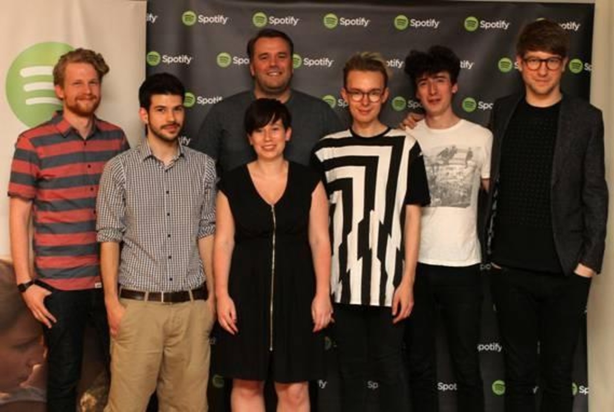 Bei der Spotify Session (von links): Johannes Fürst (finetunes), Michael Bock (finetunes), Stefan Zilch (Spotify), Marie Heimer (Spotify), Douglas Dare, Fabian Prynn (Produzent und Percuss...