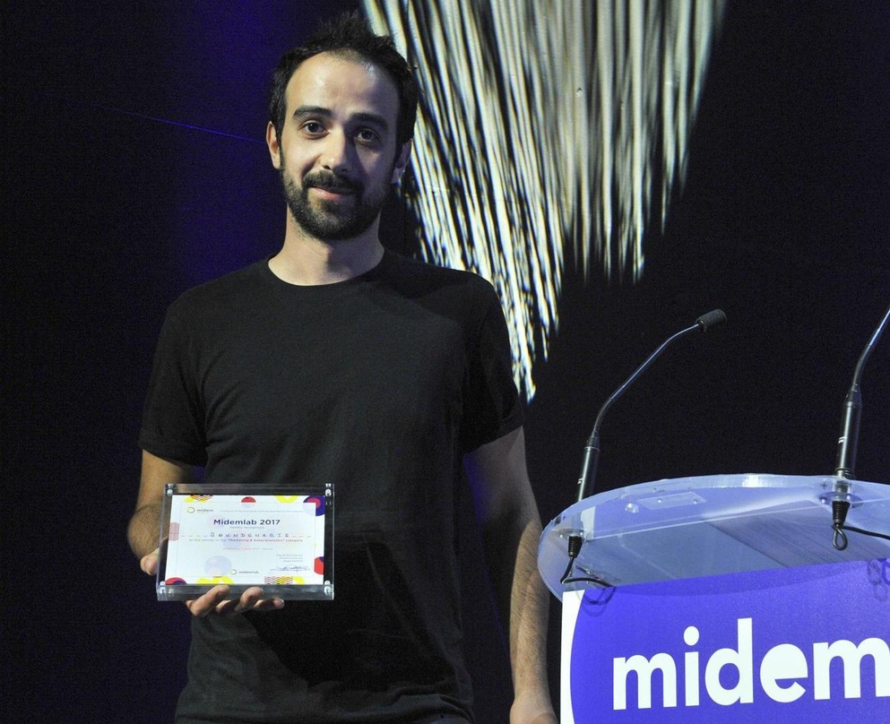 Will mit frischen Geldern international expandieren: Soundcharts-CEO David Weiszfeld, hier mit der Trophäe für den Sieg beim Midemlab-Wettbewerb