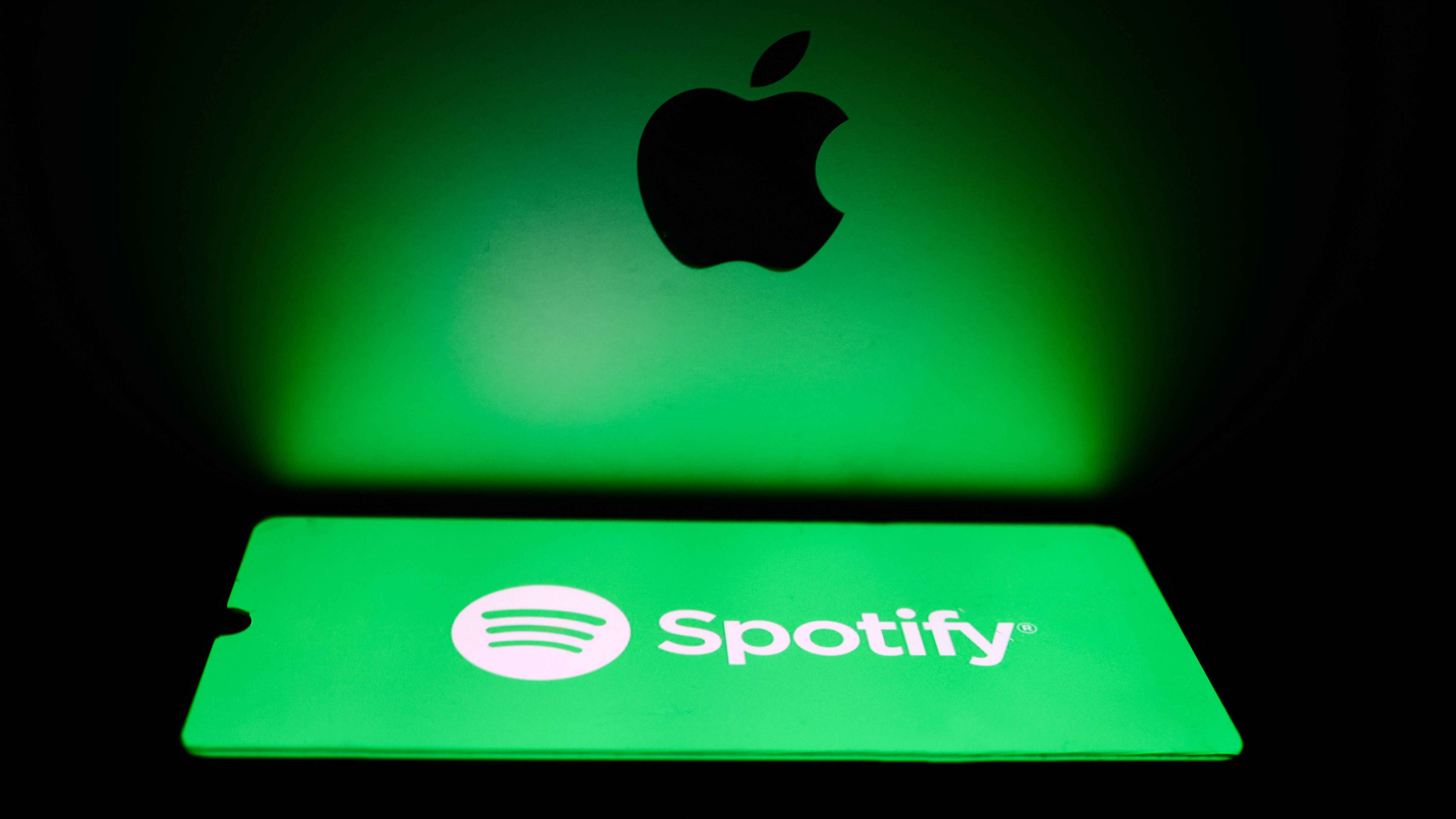 Zwei der größten Musikstreaminganbieter: Apple und Spotify.
