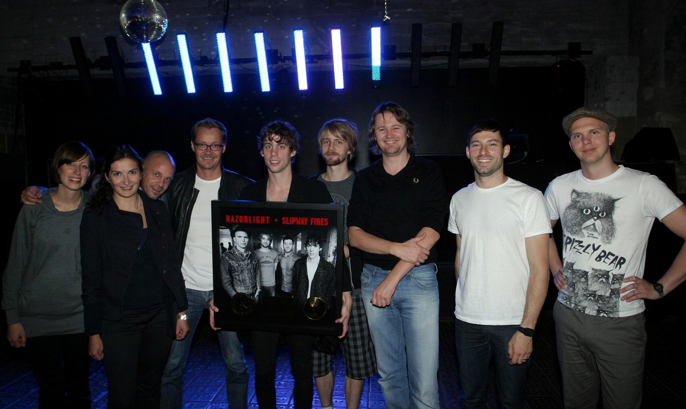 Feierten Gold-Verleihung in Berlin: Universal und Razorlight||Dabei trafen sich im Berliner Postbahnhof (v.l.n.r.): Vicky Butscher (Manager New Media Community Universal International), Mi...