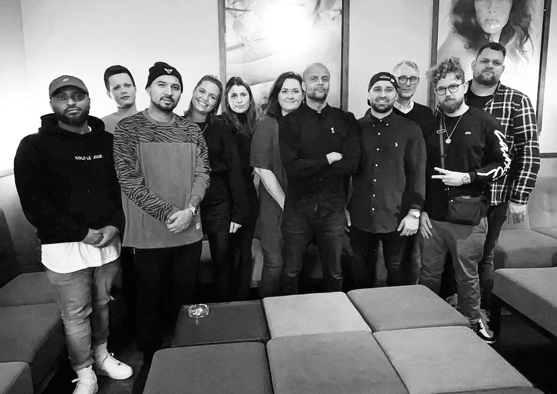 Wollen weiter nonstop Hits landen (von links): Brook Demissie (Director Gold League), Max Zieke (RBK), Joshi Mizu (Künstler), Marlene Kilian (RBK), Sophie Seifert (RBK), Mo Bojarski (Label...