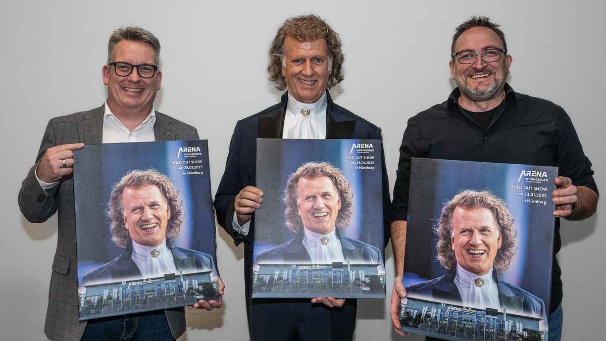 Dreimal Grund zur Freude (von links): Till-Oliver Wendt (Leiter Key Account Management Marketing Nürnberger Versicherung), André Rieu und Thomas Hartwig (Mitarbeiter Projektmanagement der ...