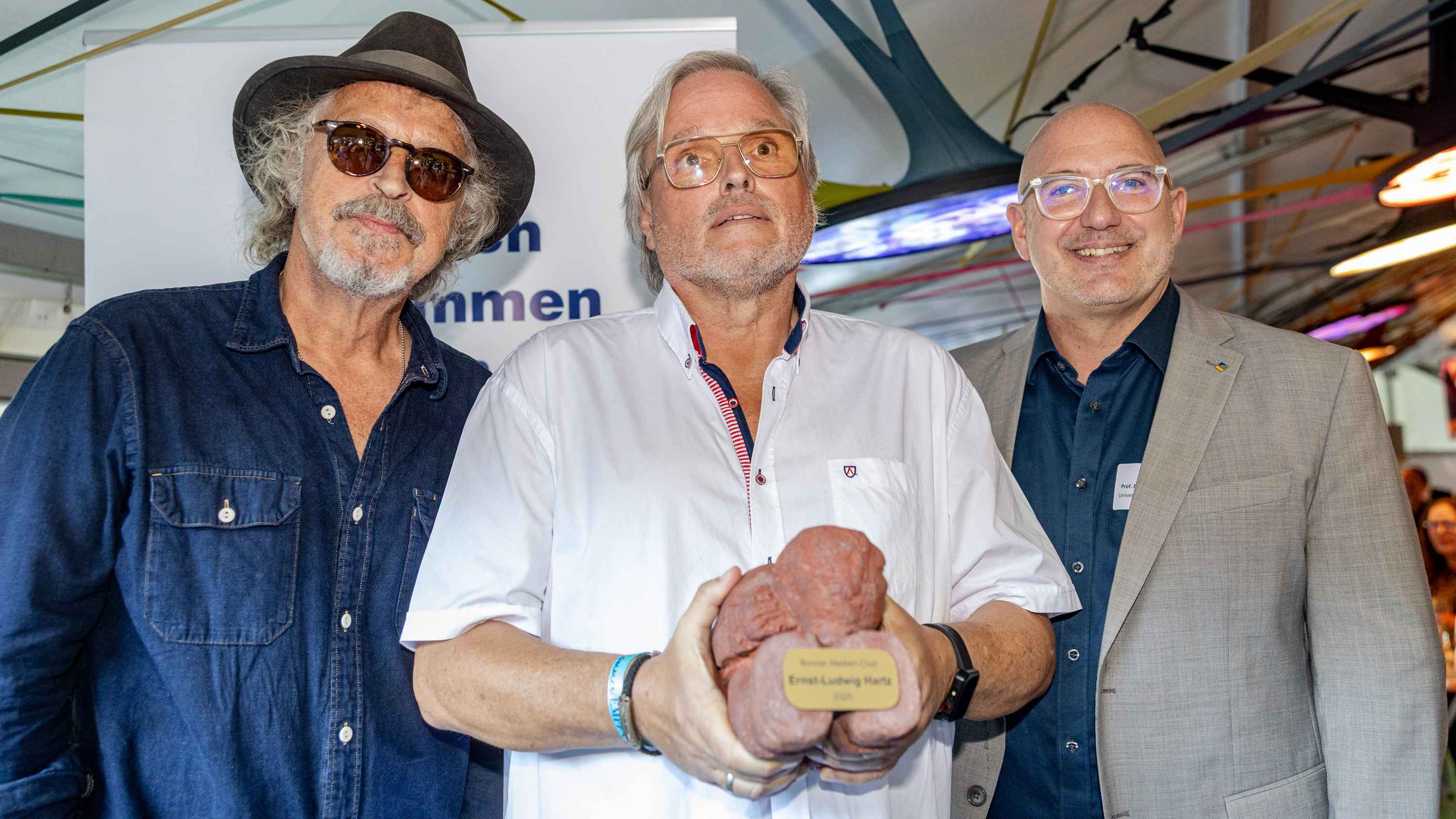 Bei der Preisverleihung (von links): Wolfgang Niedecken, Ernst-Ludwig Hartz und Andreas Archut (BMC).