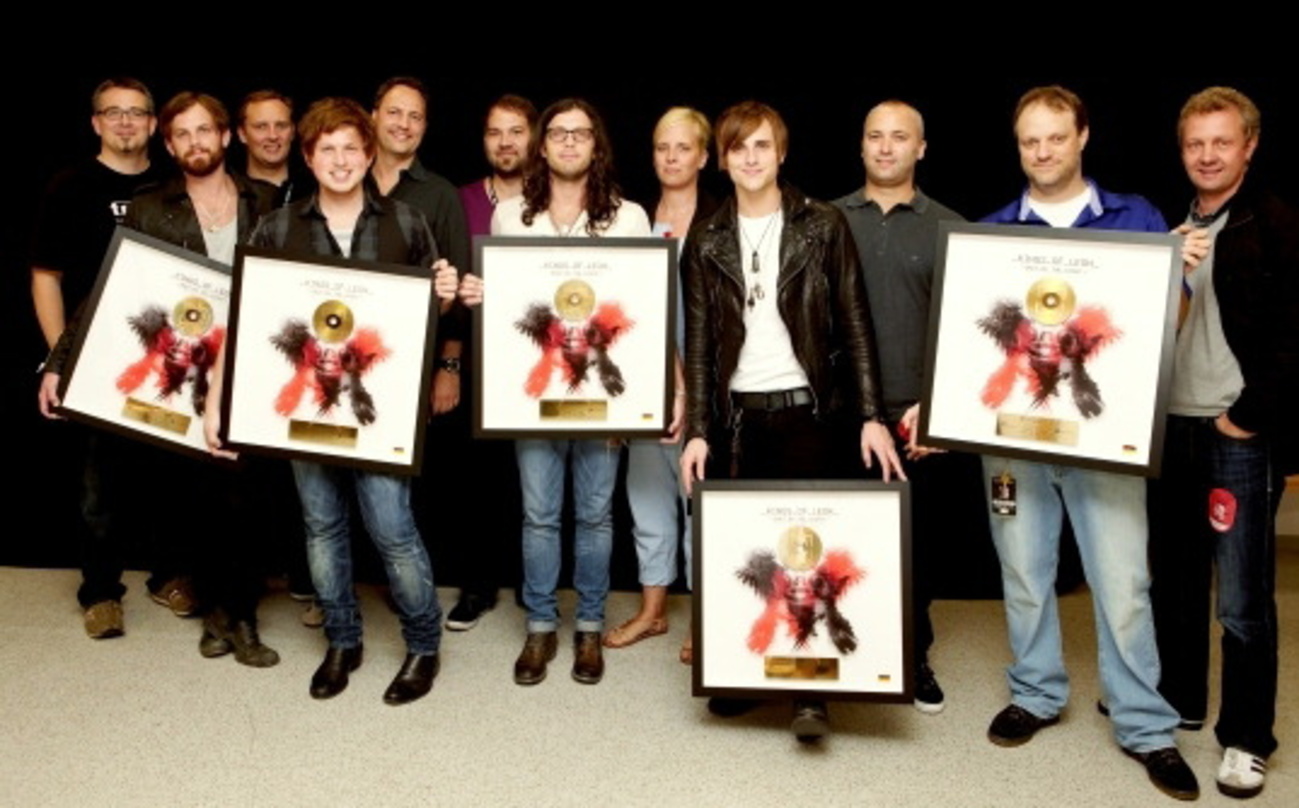 Freuten sich über Gold in Berlin: Sony Music und die Kings Of Leon||Zur Gold-Verleihung trafen sich (v.l.n.r.): Mathias Blühdorn (Director International Marketing Sony), Caleb Followill (K...