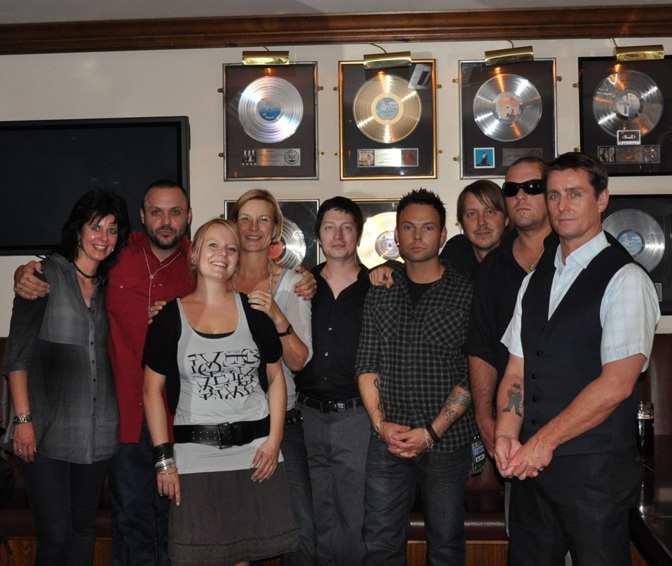 Trafen sich nach dem Konzert in der Lounge des Hard Rock Cafés (v.l.n.r.): Heike Goldbach (Geschäftsführerin Profiler Promotion), Justin Furstenfeld (Blue October), Susanne Müller (Leitung...