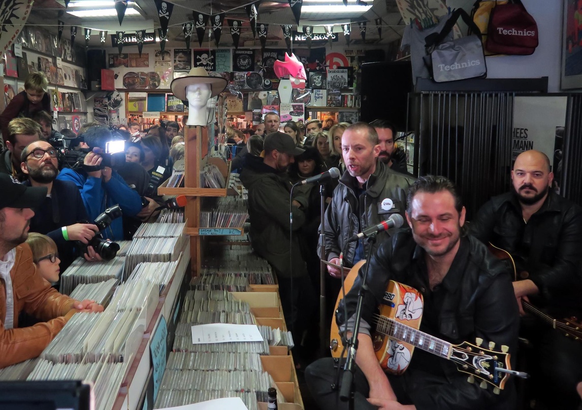 Beim Konzert von The BossHoss zur Eröffnung der Plattenladenwoche 2015: AMM-Geschäftsführer Marcus-Johannes Heinz (dritter von rechts) bei Vopo Records in Berlin