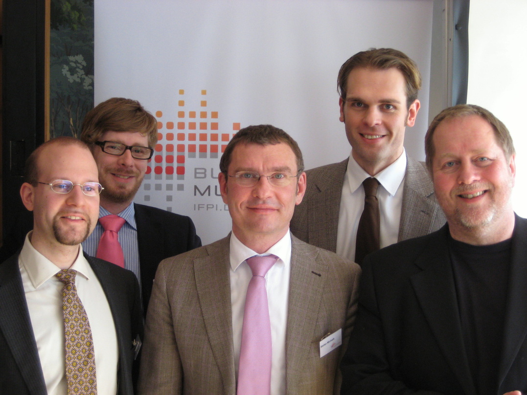 Verkündeten in Berlin die Jahreszahlen (hinten v.l.n.r.): Pressesprecher Daniel Knöll und Florian Drücke (Leiter Recht & Politik) sowie (vorn, v.l.n.r.) Justiziar Rene Houareau, Stefan Mic...