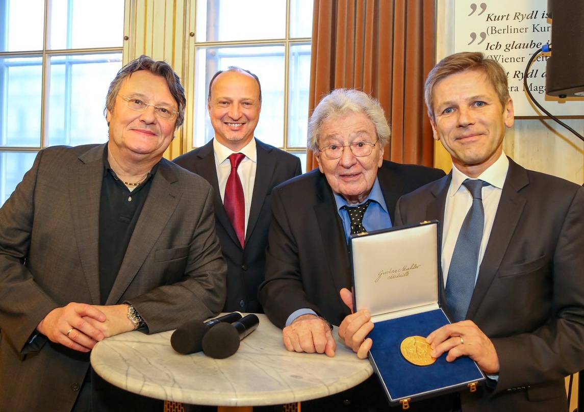 Bei der ersten Verleihung der Gustav Mahler Medaille nach zehn Jahren (von links): Laudator Prof. Josef "Joesi" Prokopetz, AKM-Generaldirektor Dr. Gernot Graninger, AKM-Präsident Prof. Rob...