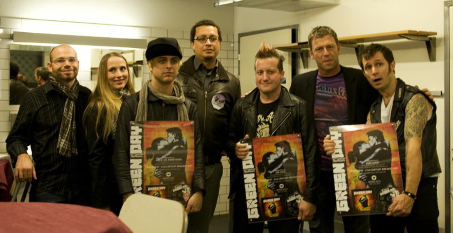 Sammeln weiter Edelmetall ein: Warner und Green Day||Zur Edelmetallübergabe kamen zusammen (v.l.n.r.): Damian Hegg (Label Manager Warner), Irina Sterchi (Promotion Manager Warner), Billy J...