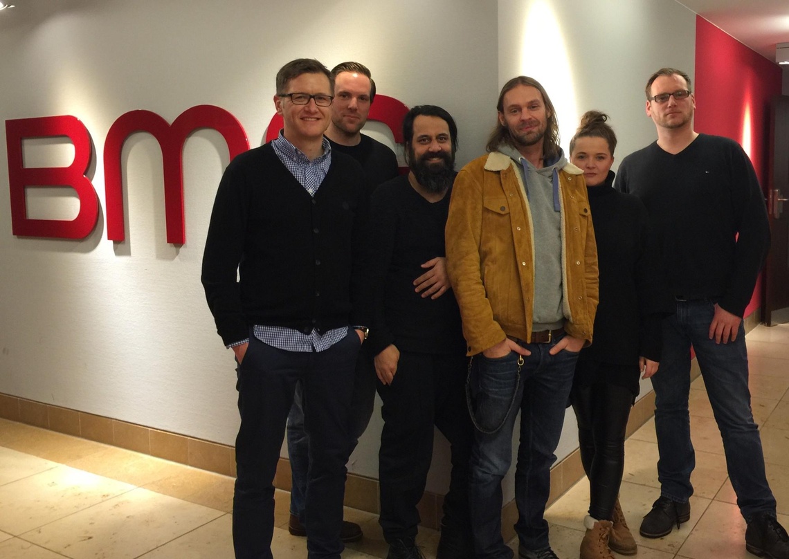 Besiegelten die Zusammenarbeit im Labelbereich (von links): die Rechtsanwälte Asterix Westphal und Sebastian von Reitzenstein, Künstlermanager Arne Gosh (380 Grad), Ingo Pohlmann, Sina Wah...