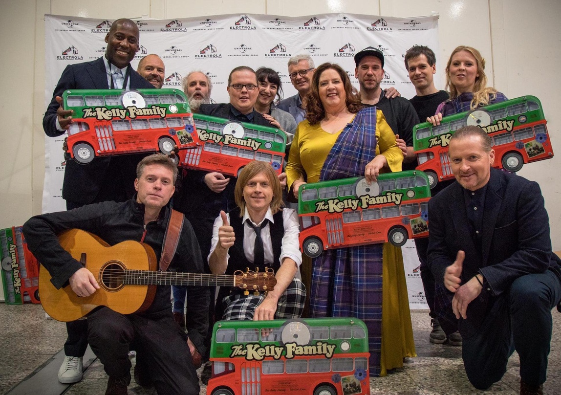 Feierten mit Platin (hinten, von links): Joe Chialo (Managing Director Airforce1 Records), Peer Boris Schade (Berater The Kelly Family), Paul Kelly, Angelo Kelly, Kathrin Lang (TV-Promotio...