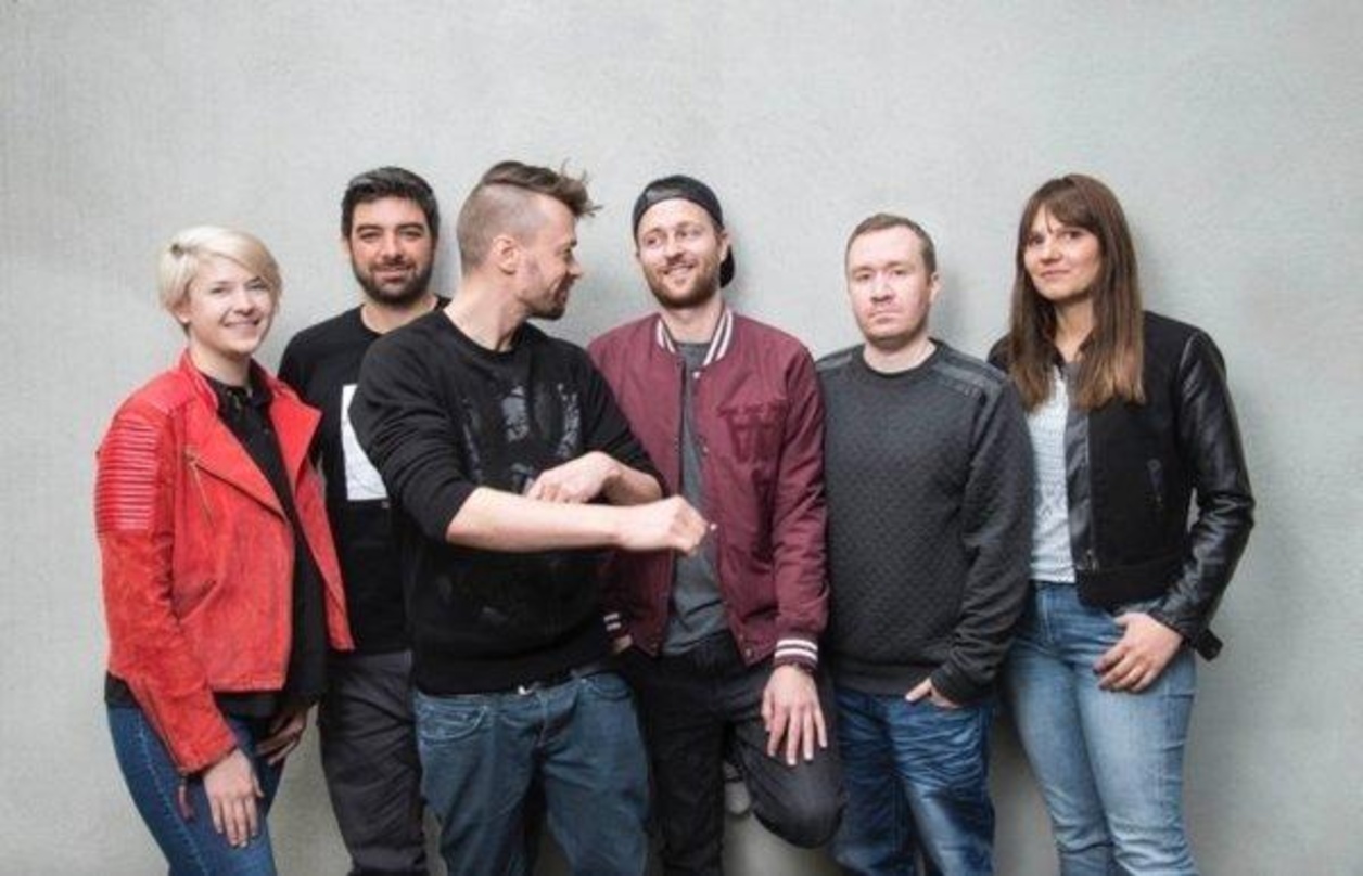 Besiegelten den Vertrag: Lexa Bippus, Daniel Malat, Nisse, Michael Stockum, Dennis Kortuemm und Nina Grätz