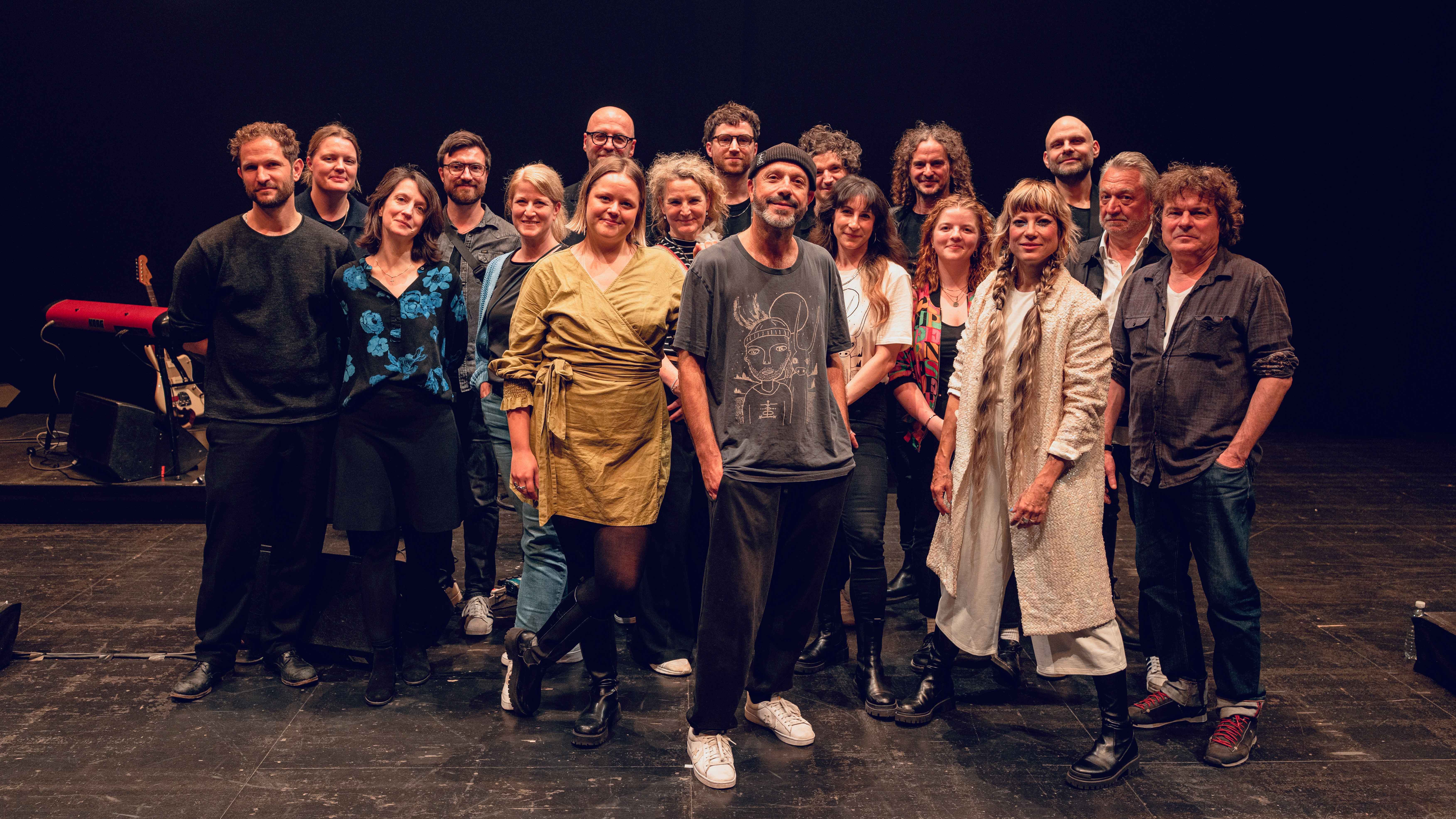 Nach dem Release-Konzert im Kampnagel (von links).: Johann Scheerer (Clouds Hill), Katharina Lange (Clouds Hill), Miriam Lüttgemann (Dramaturgie Tom Stromberg), Moritz Bremer, Rebekka Brem...