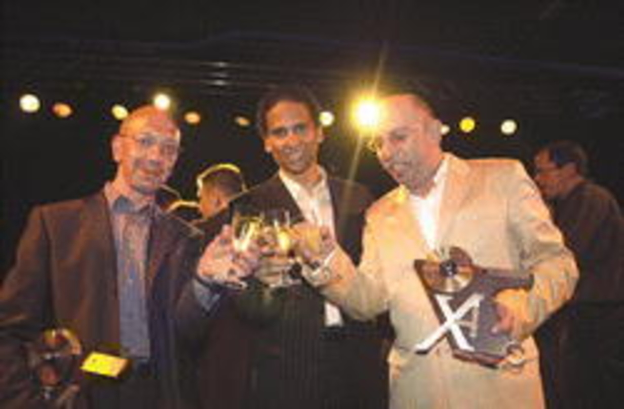 Die Party geht weiter: Vor kurzem freuten sich Kurt Erping, Xavier Naidoo und Manfred Schütz über Platin, jetzt ist bereits das 3. Gold erreicht...