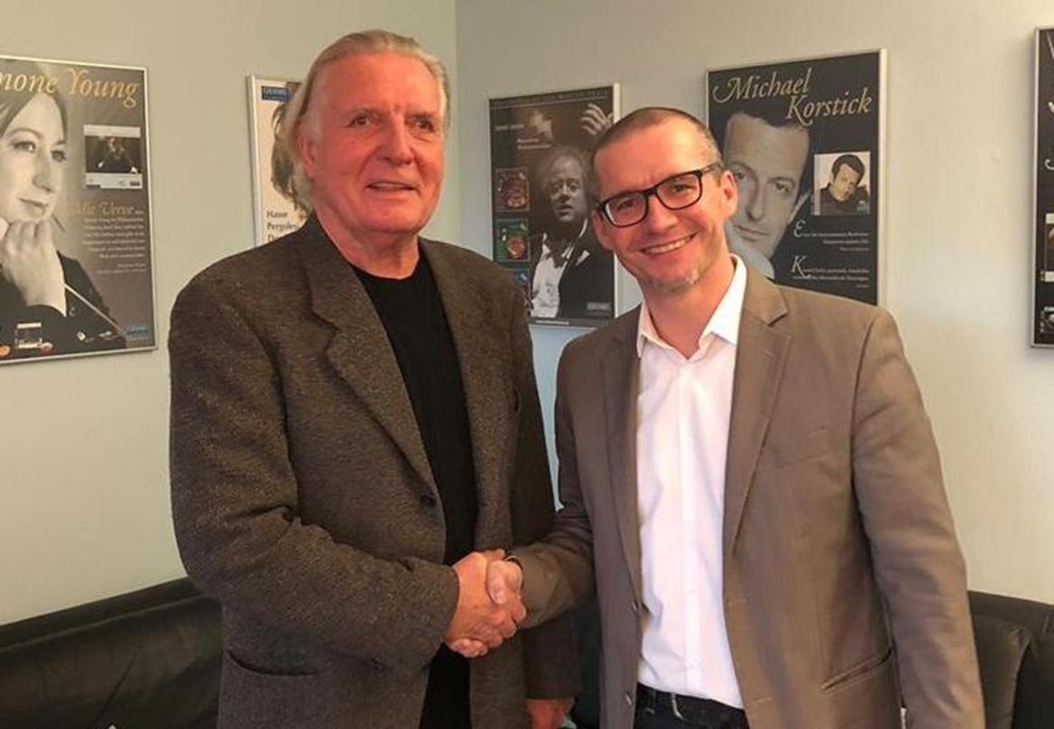 Trafen sich im Büro von OehmsClassics (von links): Dieter Oehms (OehmsClassics) und Matthias Lutzweiler (Naxos Deutschland)