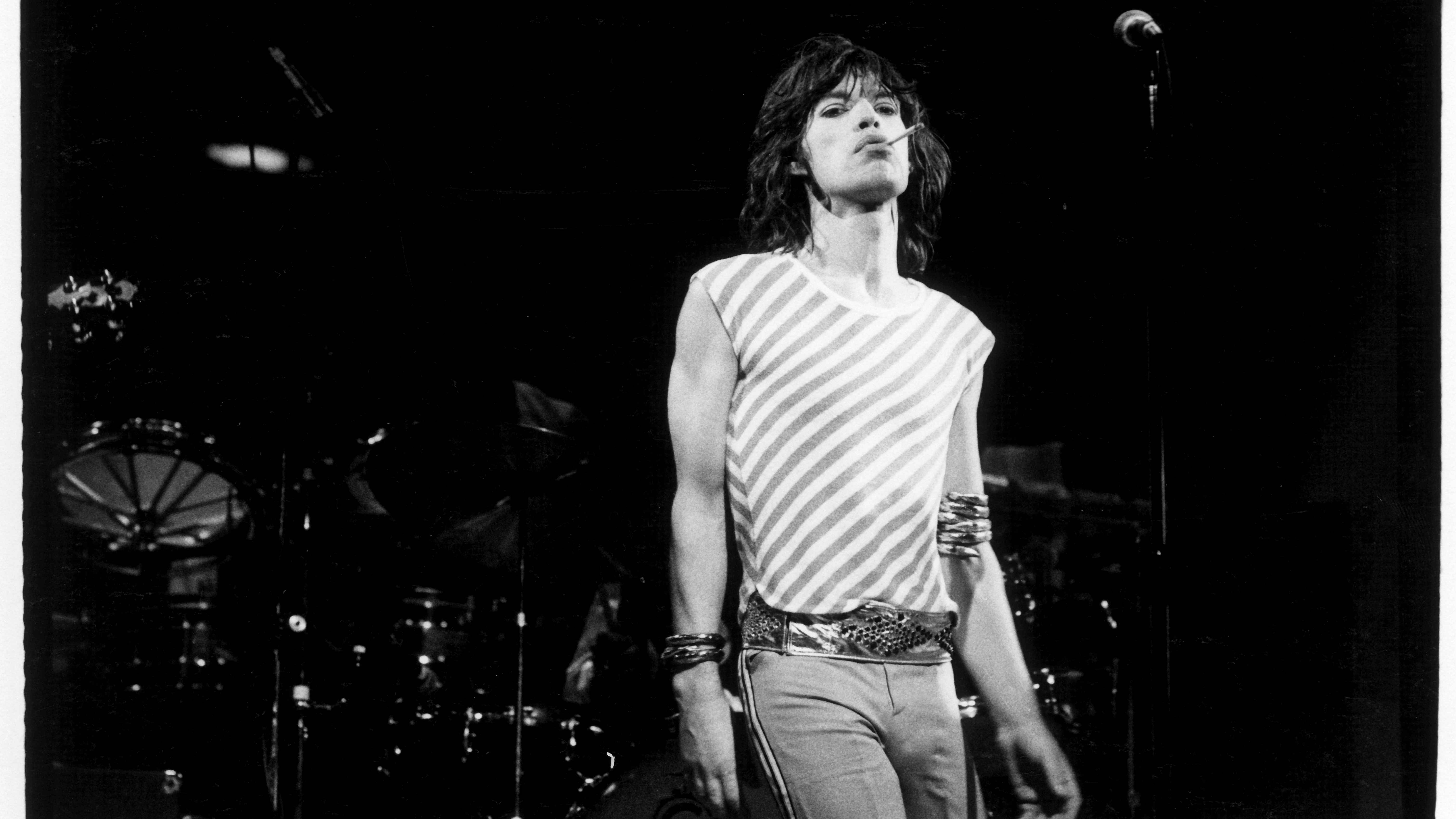 Im Jahr 1976, als das Stones-Album "Black And Blue" erstmals auf den Markt kam: Mick Jagger bei einem Konzert in Frankfurt.