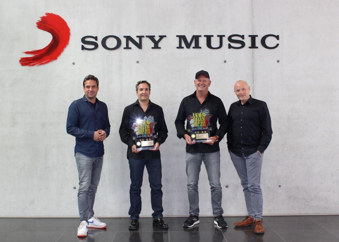 Das Produzententeam aus München bei der Award-Übergabe (von links): Arndt Seelig (Senior Director Family & Home Entertainment Commercial Division), Alex Prechtl, Charlie Glass und Bent Sch...