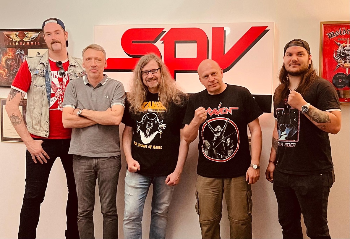 Machten den Vertrag klar (von links): Henrik Petersson (Screamer), Frank Uhle (SPV), Björn von Oettingen (Steamhammer), Olly Hahn ( Steamhammer) und Dejan Rosic (Screamer)