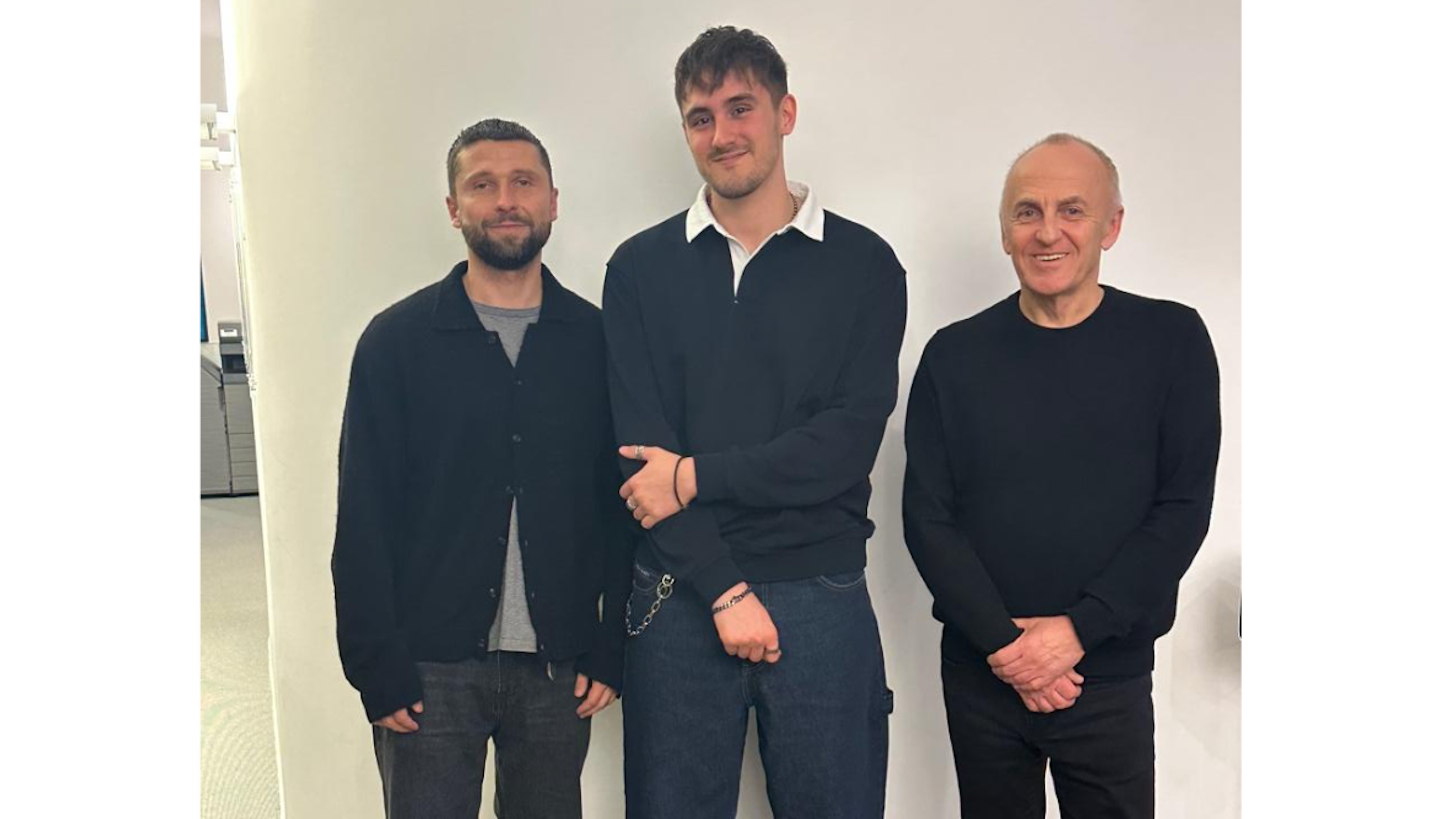 Arbeiten fortan zusammen: Gena Londa (Head Of Artist Management/Pop, links) und Uwe Kanthak (Geschäftsführer, rechts, beide Künstlermanagement Uwe Kanthak) mit Lum!x (Mitte).