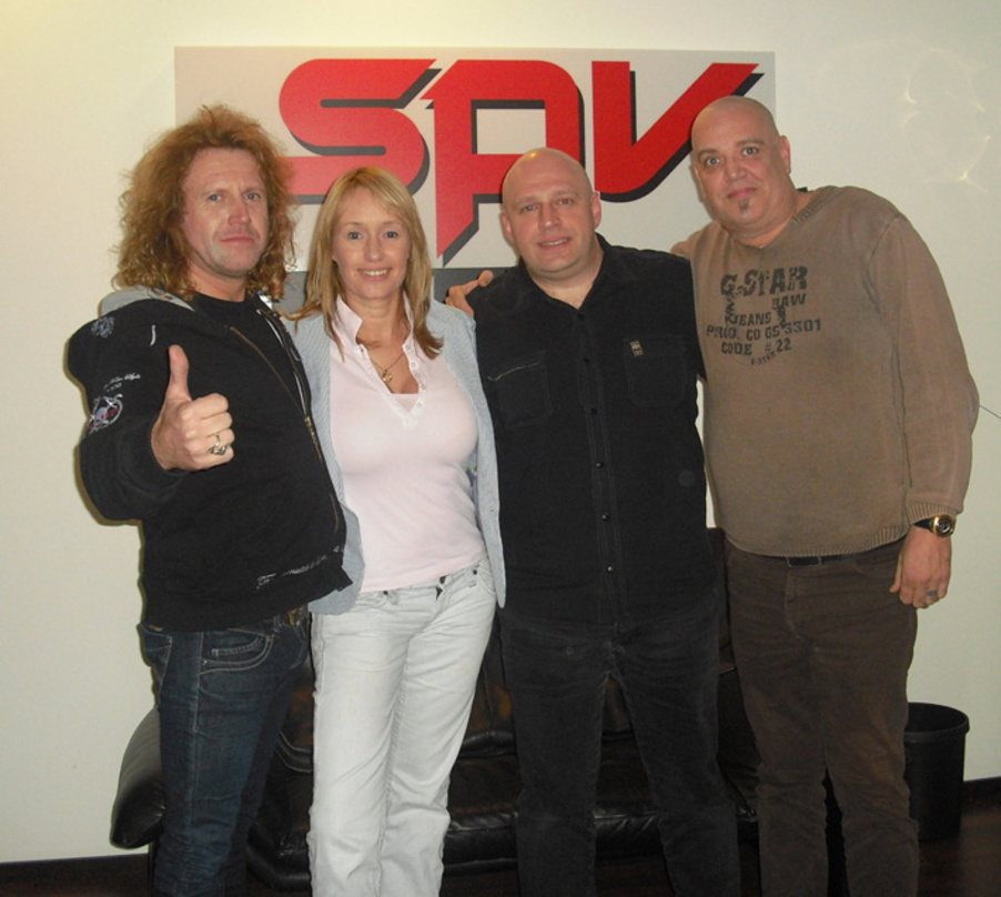 Neue Vertragspartner (v.l.n.r.): Leon Goewie (Vengeance), Dorinda Smid (Management Vengeance), Olly Hahn (A&R SPV/Steamhammer) und Richel Hilgerdenaar (Personal Assistant Vengeance)