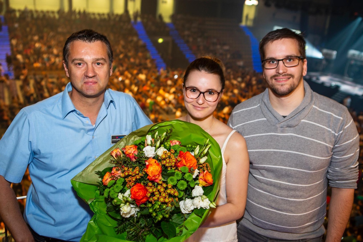 Bei der Blumenübergabe: Stefan Mayer (links, Direktor Rittal Arena Wetzlar), René Weyer (zweimillionster Besucher) und seine Verlobte Michele Rodekirchen