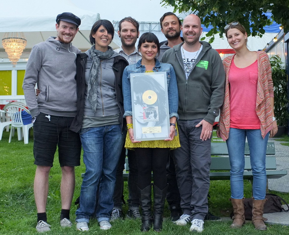 Bei der Gold-Verleihung im Rahmen des Gurten-Festivals in Bern: Norah Jones (Mitte) und das EMI-Team||Bei der Gold-Verleihung im Rahmen des Gurtenfestivals in Bern mit dabei (von links): F...
