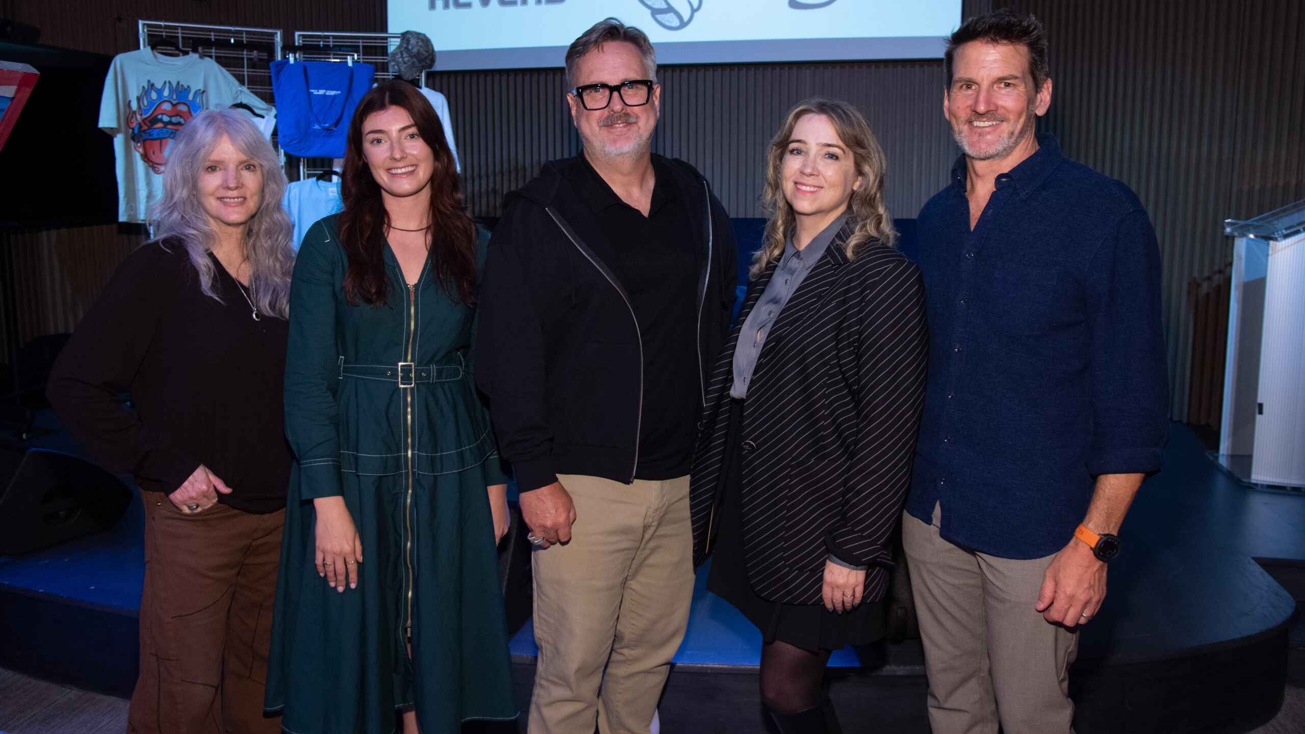 Kamen zum Launch der Partnerschaft in New York zusammen (von links): Maggie Baird (Mutter der Bravado-Künstler:innen Billie Eilish und Finneas), Madeline Weir (Director of Impact, Reverb),...