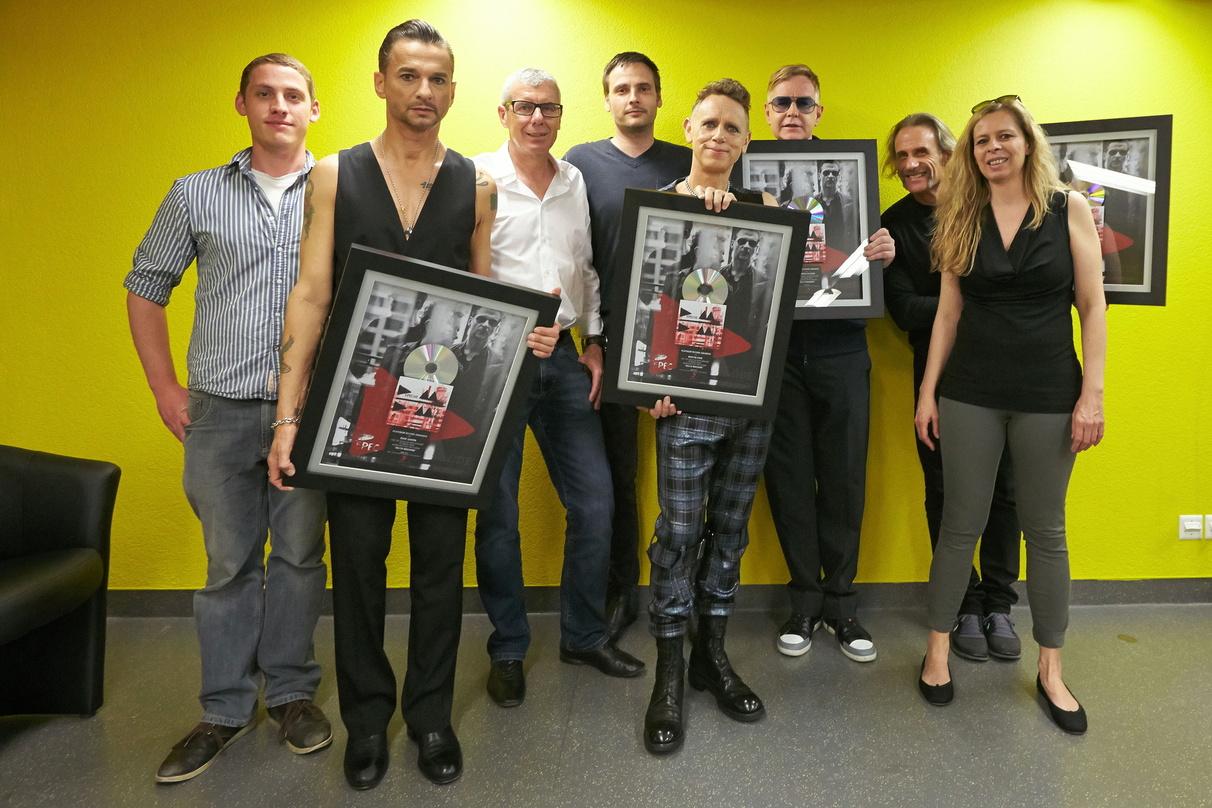 Trafen sich vor dem Konzert zur Übergabe des Platin Awards (von links): Thierry Gachnang (Promotion Manager Sony Music), Dave Gahan (Depeche Mode), Hugo Stettler (Director Sales Sony Music...
