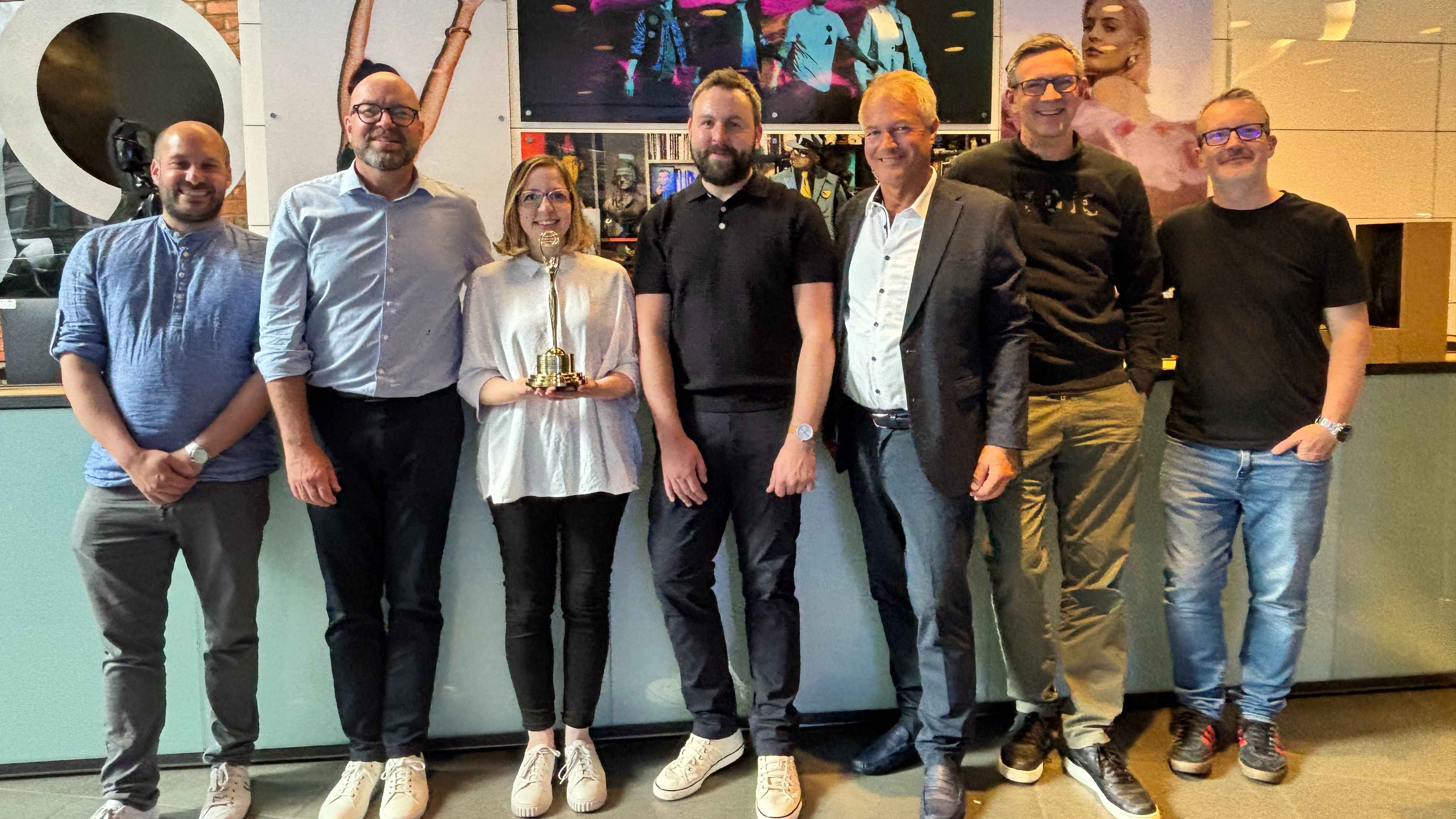 Kamen in London zusammen (von links):  James Hume (WMG), Jörg Pollmeyer (Sonopress), Miriam Lessar, Keith Cathcart (beide WMG), Sven Deutschmann (Sonopress), Chris Cockerell und Hayden Til...