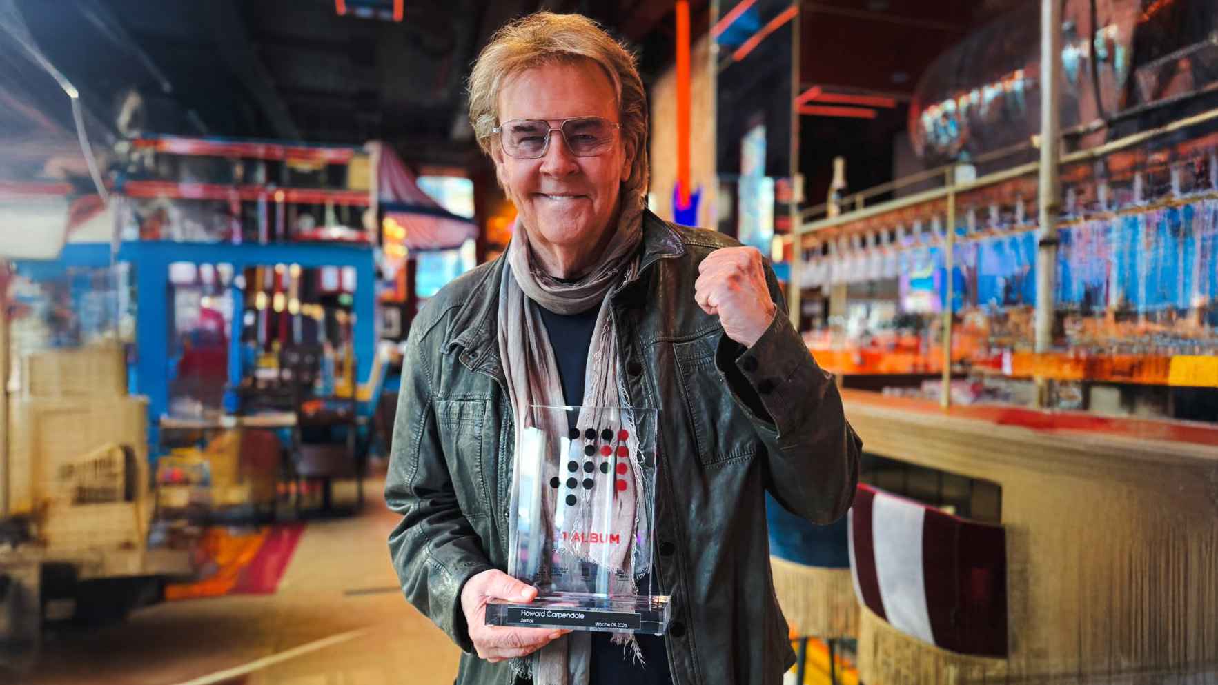 Mit seinem Nummer 1 Award der Offiziellen Deutschen Charts, übergeben im Schlager Cafe Düsseldorf: Howard Carpendale.