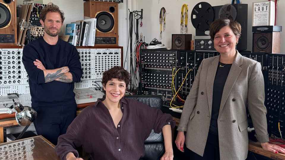 Zwischen analogem Gerät (von links): Johann Scheerer (CEO & Founder Clouds Hill), Atena Eshtiaghi, Isabel Lorenz (Senior Creative & Sync Manager Clouds Hill).