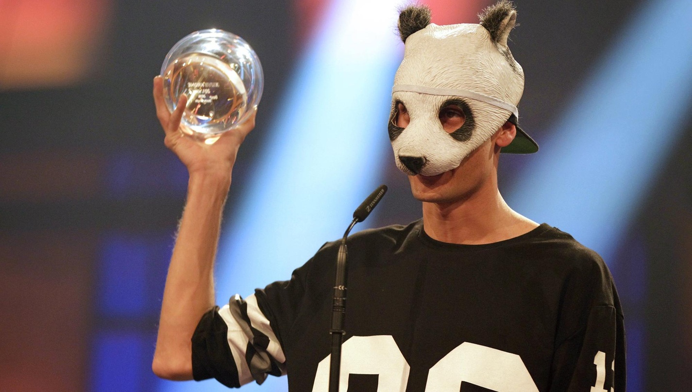 Bei der Verleihung der 1Live Krone 2014: Cro mit Kugel