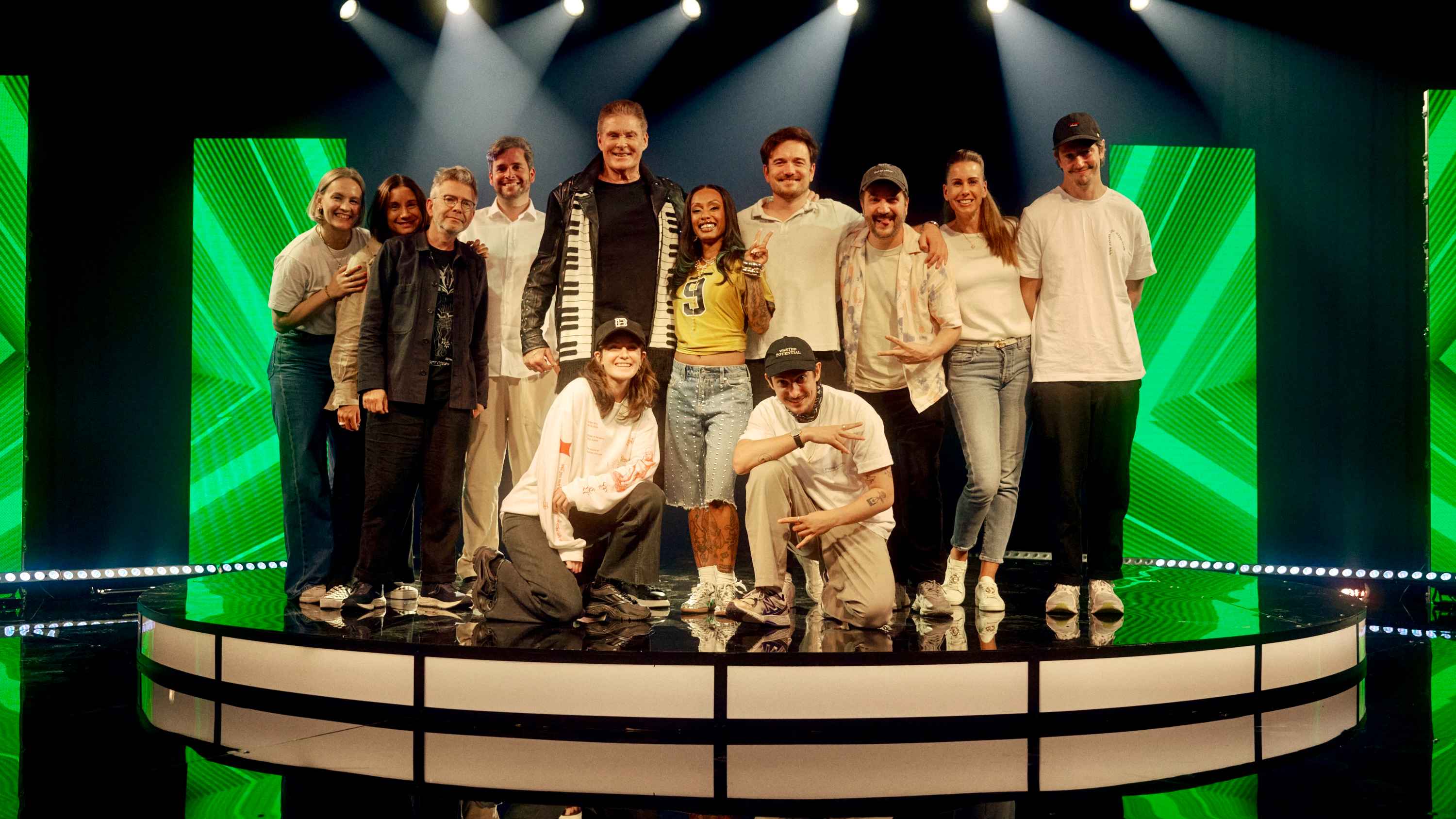 Posieren vor der passenden Marken-Farbe (hinten, von links): Lisa Menke, Pauline Bostel, Robert Krause, Jörg Waschescio (alle Scholz & Friends), David Hasselhoff, Nura, Jannis Falge (Uber)...