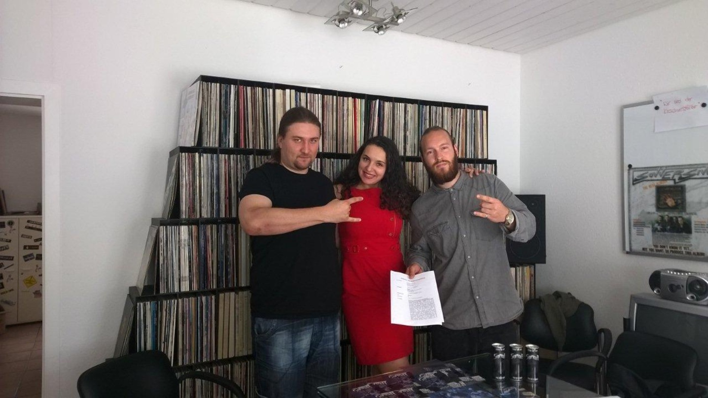 Arbeiten nun gemeinsam (von links): Yevgen Getman, Loreley von Rhein (beide Sariola) und Matthias Niemyt (7hard)