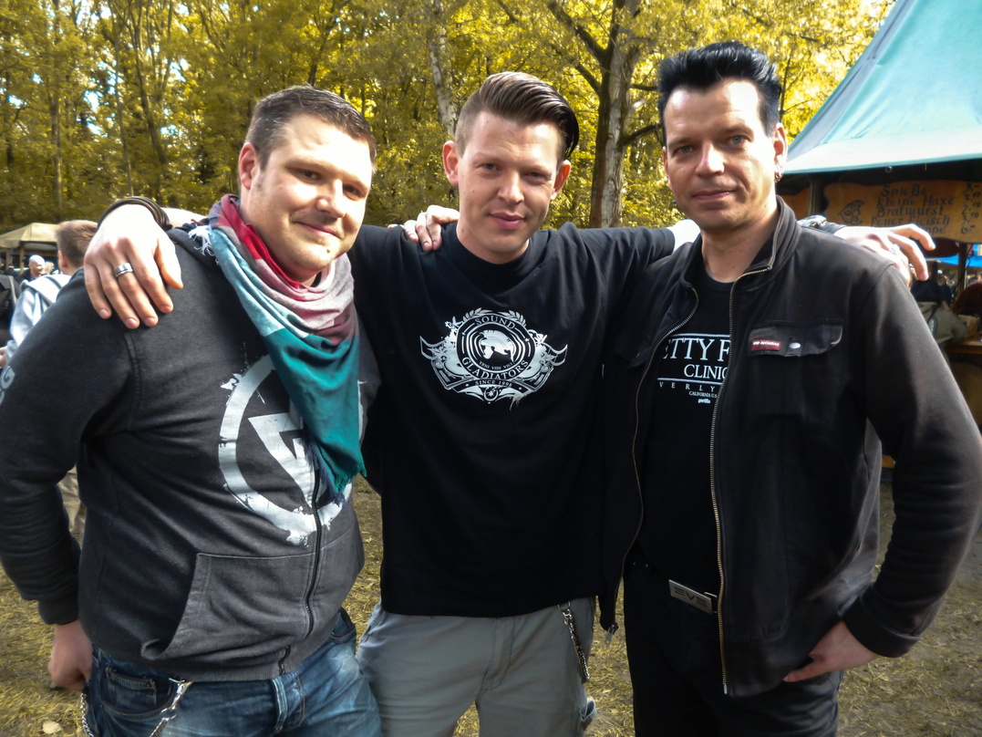 Anlässlich des Wave-Gotik-Treffens 2013 in Leipzig trafen sich zur Vertragsunterzeichnung (von links): Down-Below-Gitarrist Carter, Sänger Neo und Gero Herrde (A&R SPV)