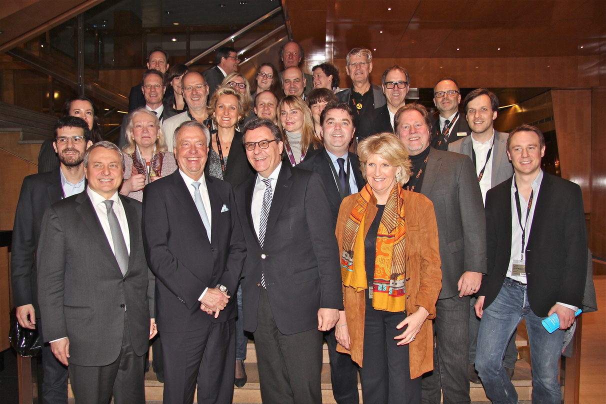 Alle wichtigen Menschen auf einem Bild: Staatsminister Bernd Neumann und die Spitzen der deutschen Musikwirtschaft