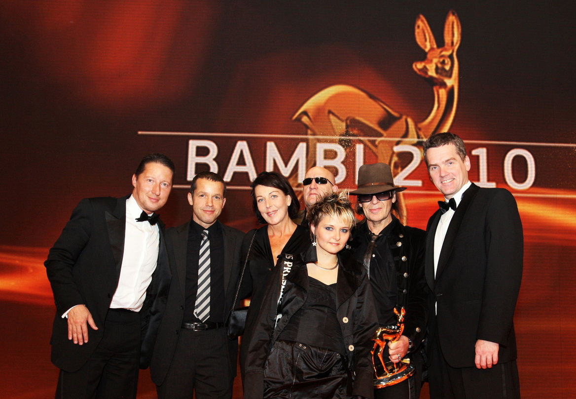 Freuten sich über den Bambi (v.l.n.r.) Hans Fink, Steffen Müller, Rita Flügge-Timm, Eddy Kante, Tine Acke, Udo Lindenberg und Torsten Siefert