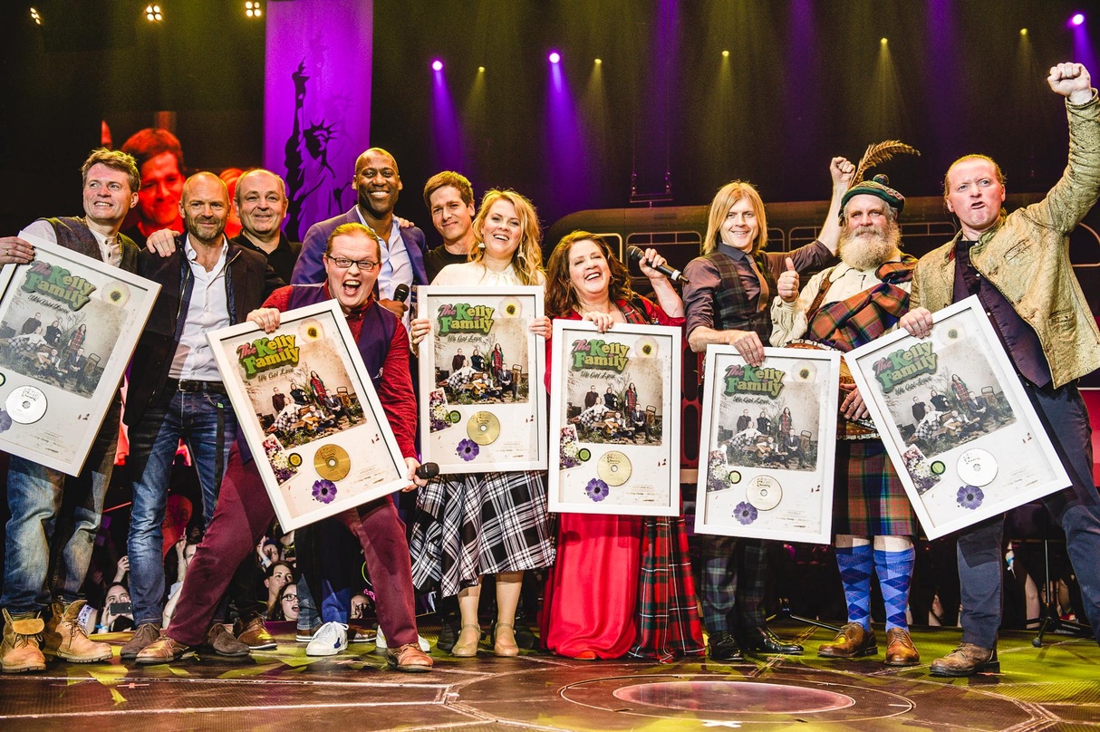 Bei der Gold-Verleihung (von links): Jimmy Kelly, Peer Boris Schade (Management Kelly Family), Dieter Semmelmann (CEO Semmel Concerts Entertaniment), Joe Chialo (Managing Director Airforce...