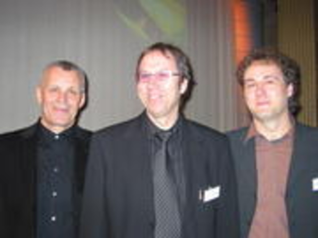 Bilden aus (v.l.n.r.): Hubert Wandjo, Prof. Udo Dahmen, Dirk Metzger