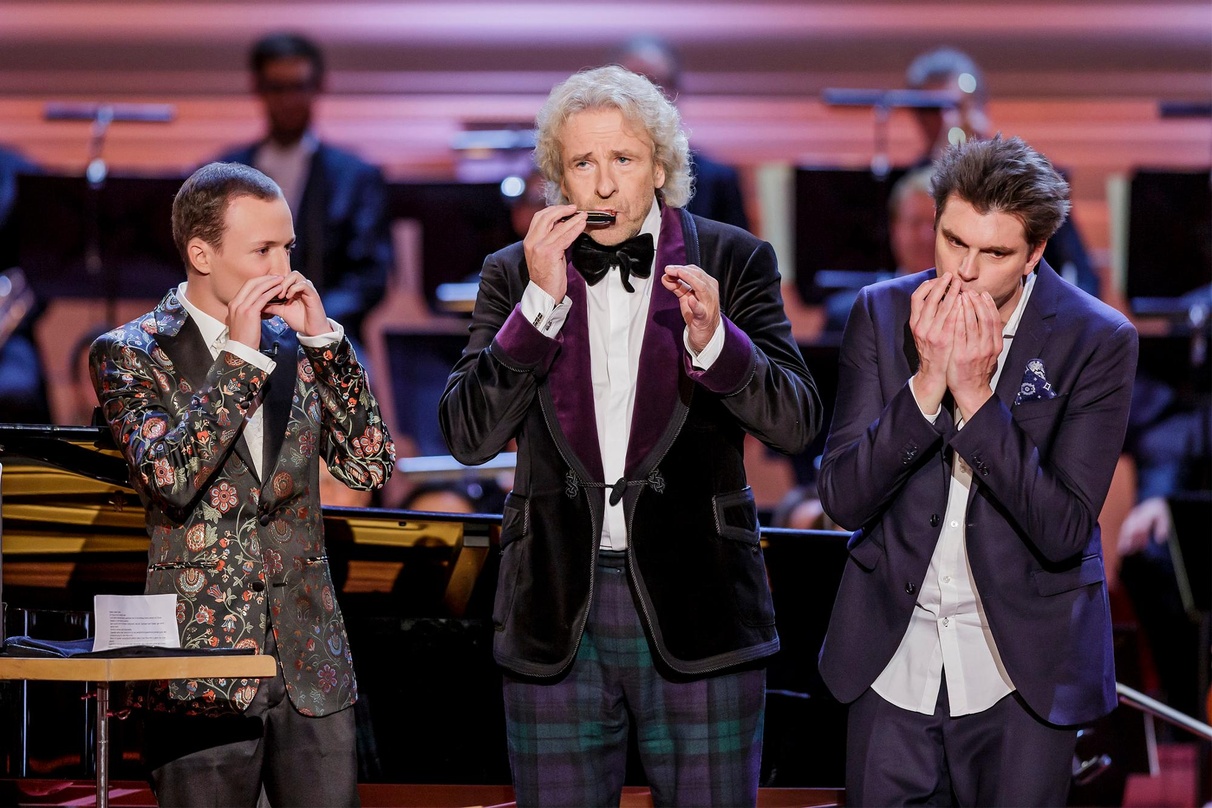 Beim Opus Klassik 2019 (von links): Preisträger Konstantin Reinfeld, Thomas Gottschalk und Laudator Lutz van der Horst