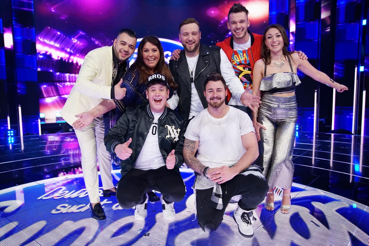 Kamen bei der ersten Live-Mottoshow eine Runde weiter (hinten, von links): Mario Turtak, Janina el Arguioui, Giulio Arancio, Michael Rauscher und Mia Gucek sowie (vorn) Lukas Otte und Mich...