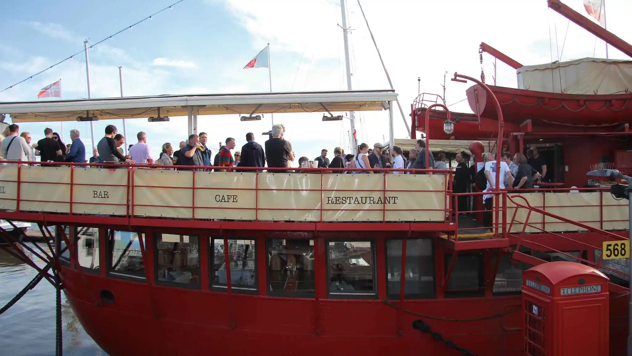 Einer der zentralen Anlaufpunkte am Mittwochnachmittag: die Reception von IMUC und MusikWoche auf dem Feuerschiff.