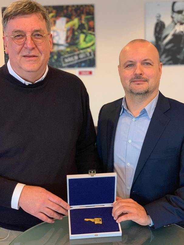 Bei der Schlüsselübergabe: Uwe Frommhold (links) und Steve Schwenkglenks (beide AEG)