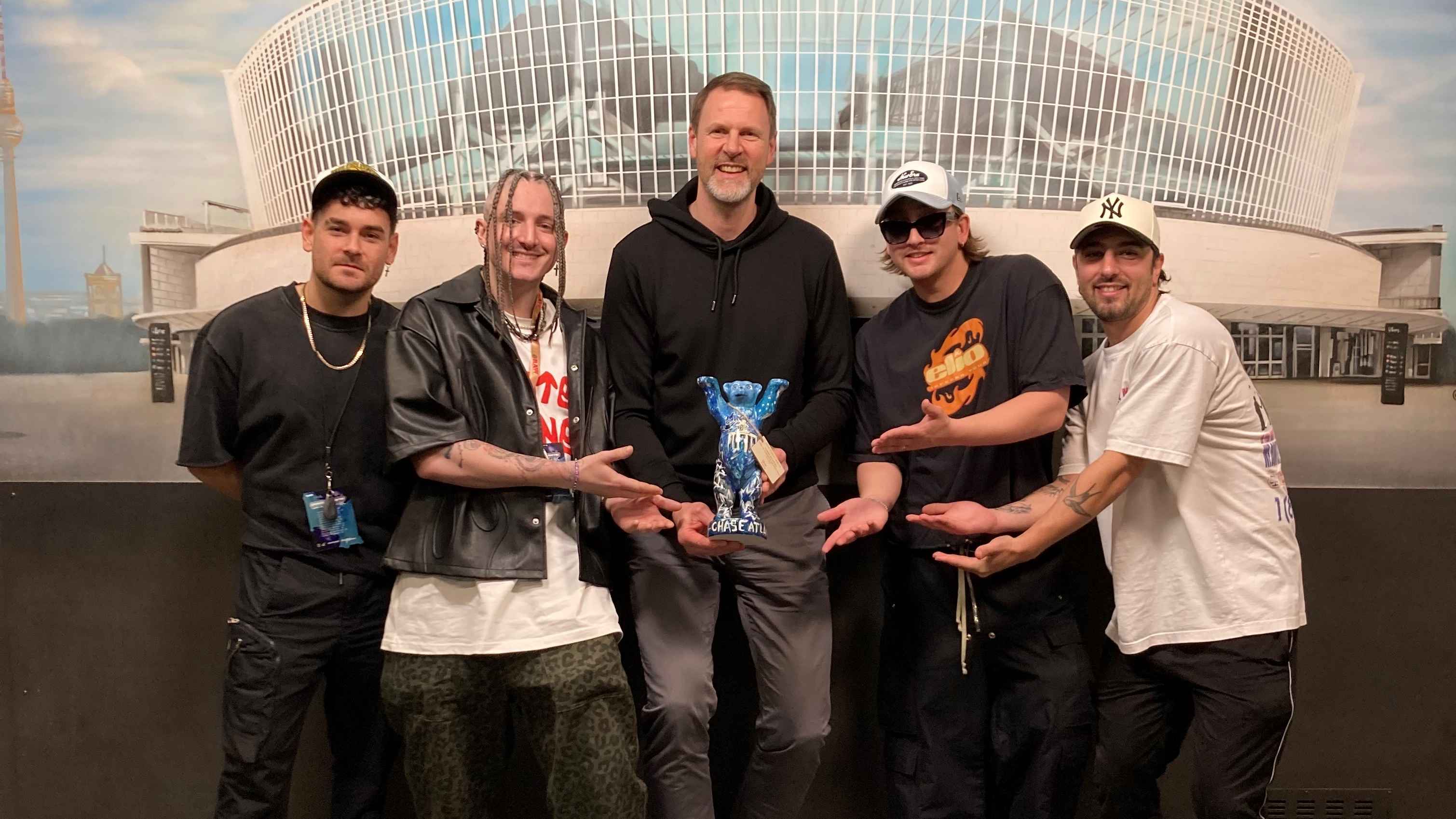 Vor der Fotowand (von links): Pat Wilde, Mitchel Cave (beide Chase Atlantic), Ole Hertel (Vice President & Managing Director Uber Arena), Christian Anthony und Jesse Boyle (beide Chase Atl...