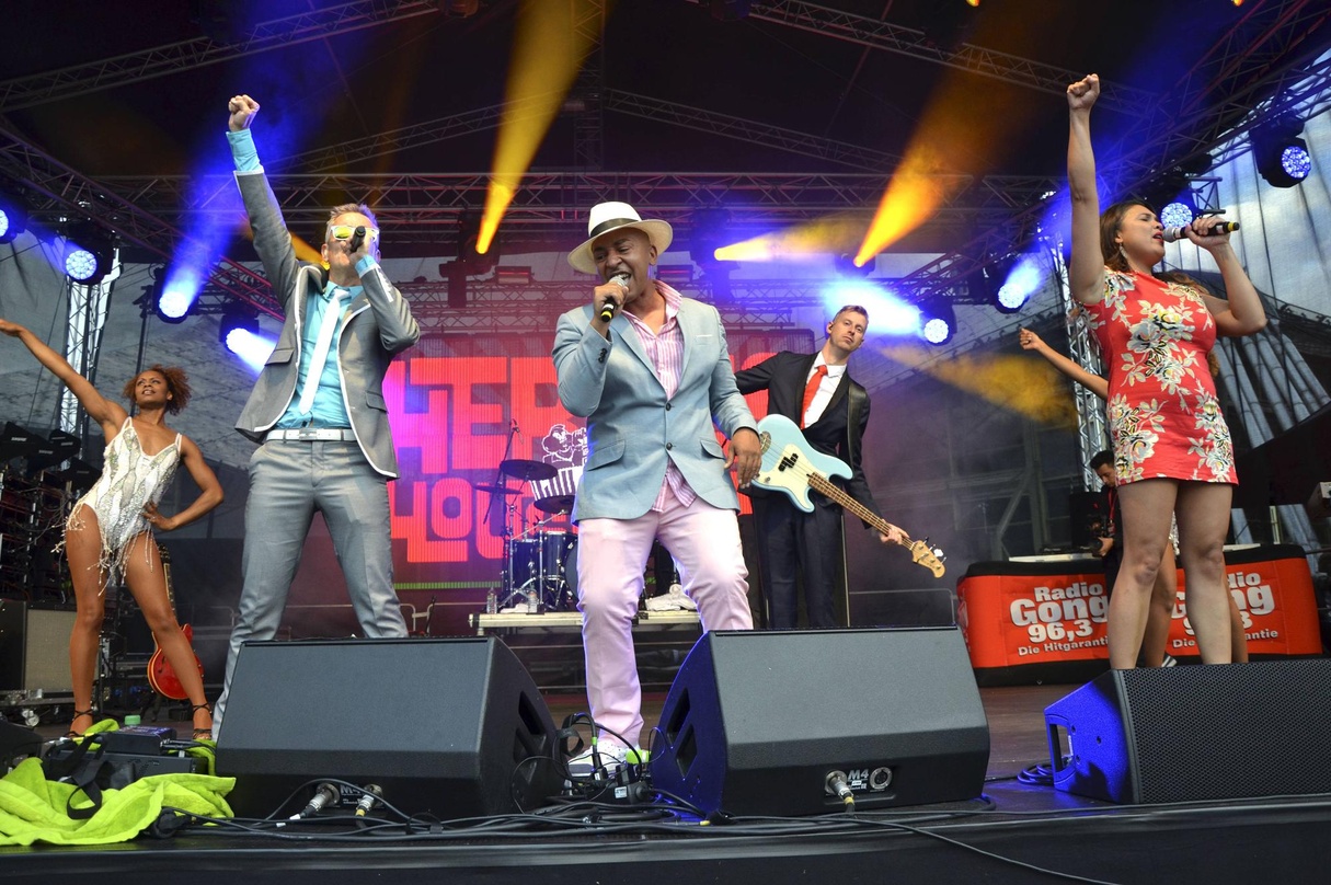Ihre gemeinsame Show wird nun aus einer Hand betreut: Lou Bega und die Hermes House Band, hier bei einem Auftritt im Olympiapark München 2015