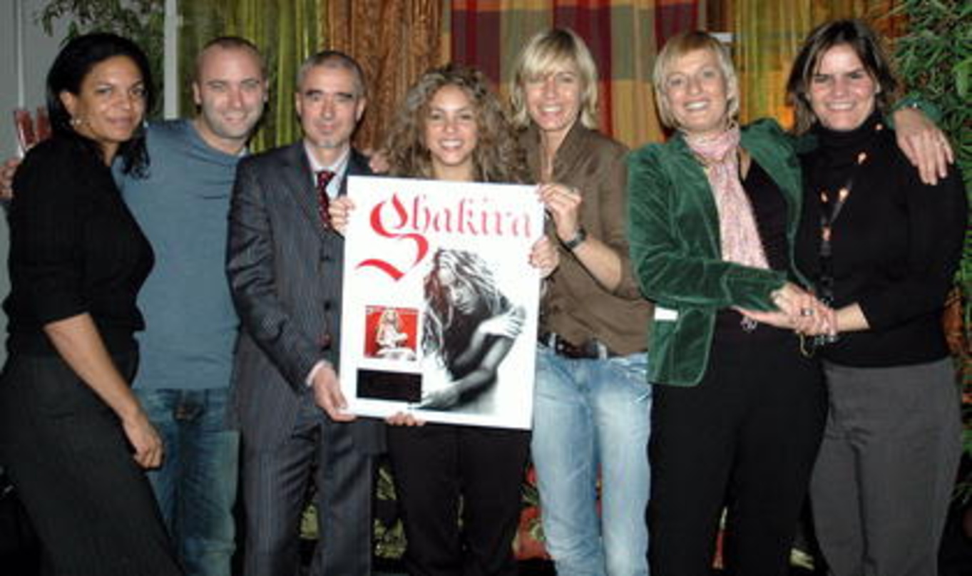 Sony BMG feiert Platin (v.l.n.r.): Managerin Ceci Kurzmann, Stefan Goebel, Willy Ehmann, Shakira, Hilke Dethleff, Gaby Bartolomeo und Helena Verellen