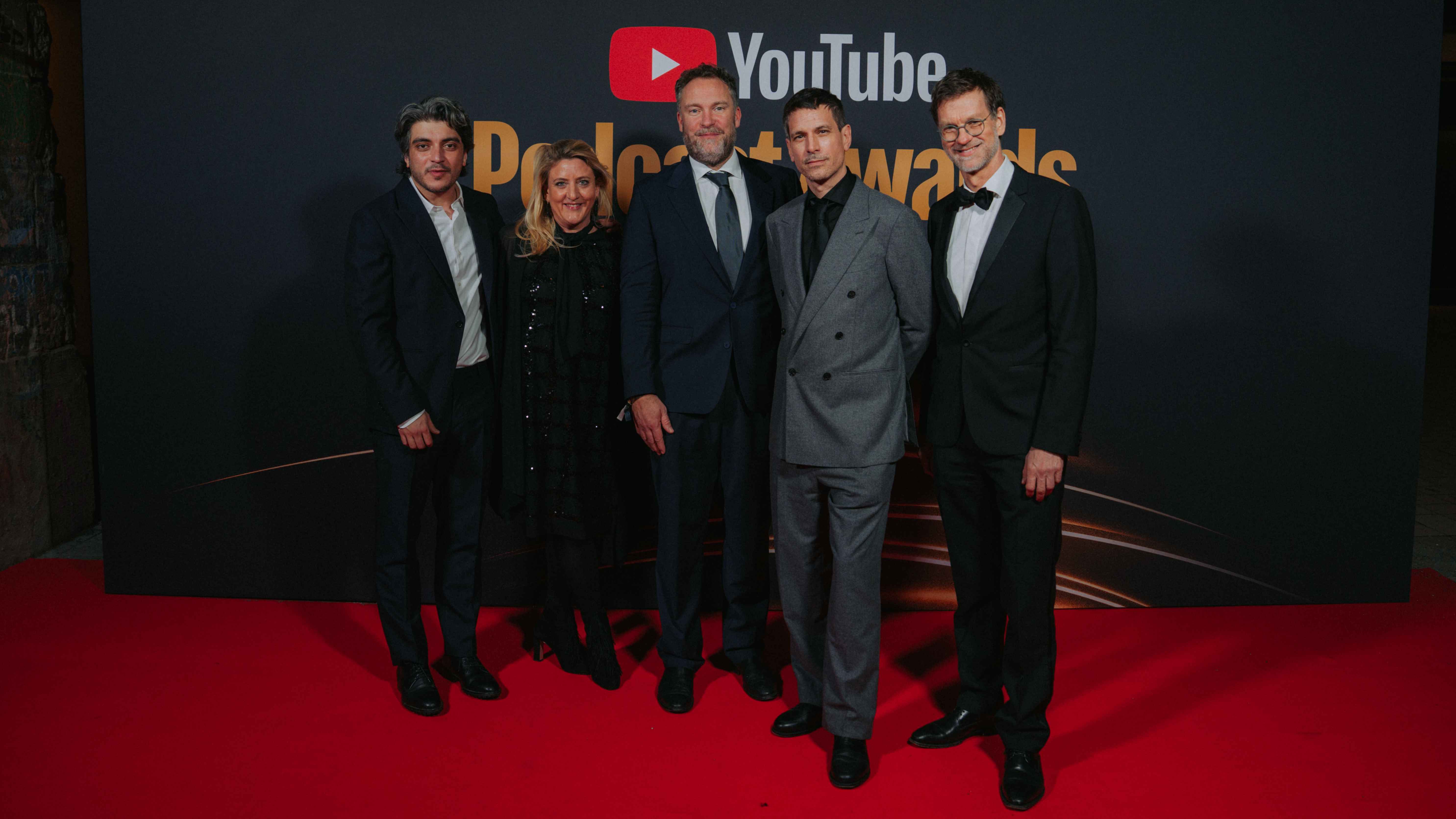 Auf dem roten Teppich der ersten YouTube-Podcast-Gala (von links): Khesrau Behroz, Eva Wilkens (Head of Partnerships YouTube DACH), Tobias Bauckhage, Jon Handschin (beide Studio Bummens) u...